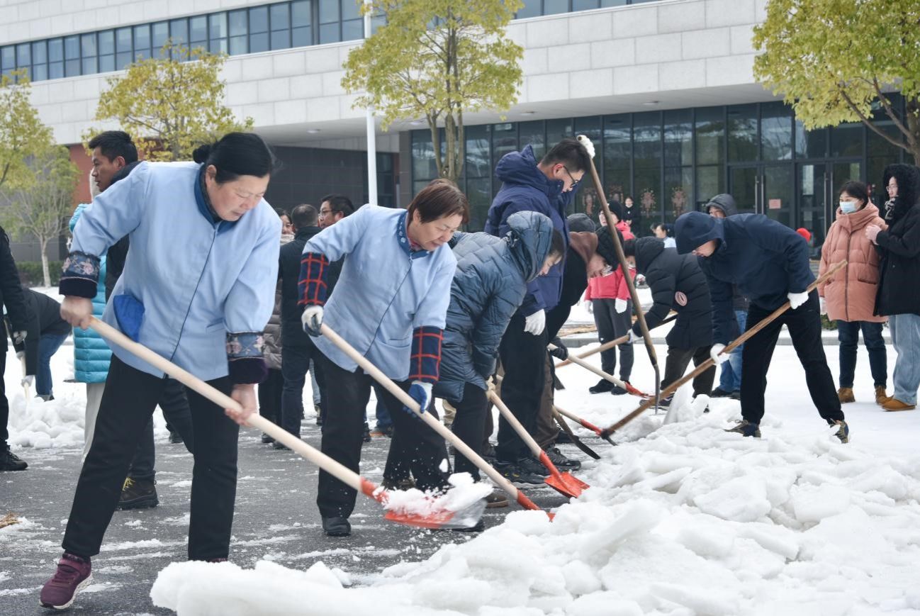 学校除雪照片图片